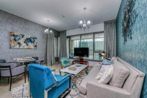 uma sala de estar com um sofá e uma televisão em Bellavista - Spacious - 1BR with Extra Room - 29 Boulevard - Partial Fountain View em Dubai
