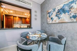 uma sala de jantar com mesa e cadeiras e um mapa na parede em Bellavista - Spacious - 1BR with Extra Room - 29 Boulevard - Partial Fountain View em Dubai