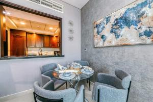 une salle à manger avec une table et des chaises ainsi qu'une carte murale dans l'établissement Bellavista - Spacious - 1BR with Extra Room - 29 Boulevard - Partial Fountain View, à Dubaï