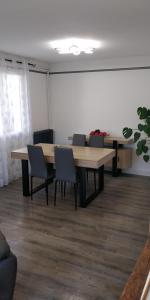 塞爾河畔維克的住宿－Chez Léontine，一间会议室,配有木桌和椅子