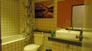 een badkamer met een toilet, een wastafel en een spiegel bij Reconnecting in Chiang Mai