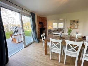 comedor con mesa y sillas y sala de estar en Gästehaus Dagebüll, en Dagebüll