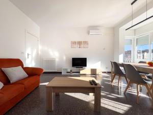 uma sala de estar com um sofá e uma mesa em Caserna 13 - Luminoso Piso en Figueres em Figueres