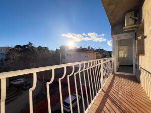 uma varanda de um edifício com o sol no céu em Caserna 13 - Luminoso Piso en Figueres em Figueres