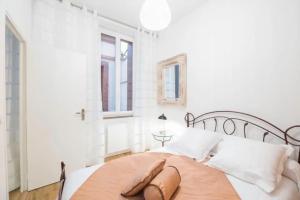ein Schlafzimmer mit einem großen Bett mit weißen Wänden in der Unterkunft Saint-Aubin - Centre-ville - Calme - Confortable in Toulouse