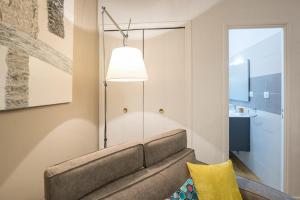 ein Wohnzimmer mit einem Sofa und einer Lampe in der Unterkunft Saint-Aubin - Centre-ville - Calme - Confortable in Toulouse