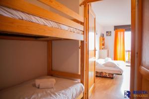 豐羅穆的住宿－L'églantine，一间卧室配有两张双层床。