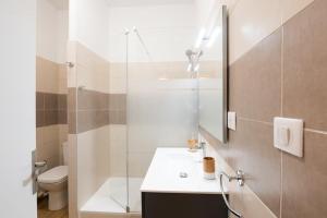 y baño con ducha, lavabo y aseo. en Saint-Aubin - Centre-ville - Calme - Confortable, en Toulouse