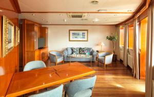 Posezení v ubytování Sunborn London Yacht Hotel