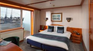 Postel nebo postele na pokoji v ubytování Sunborn London Yacht Hotel