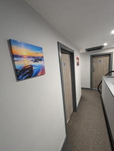 格里姆斯比的住宿－Sussex Apartments 26B，办公室的走廊,墙上有绘画