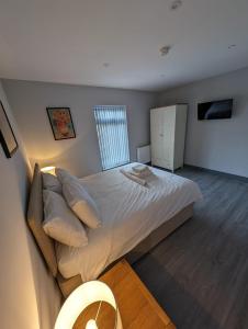 Un dormitorio con una cama grande y una ventana en Sussex Apartments 26B, en Grimsby