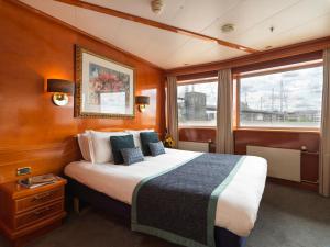 Postel nebo postele na pokoji v ubytování Sunborn London Yacht Hotel
