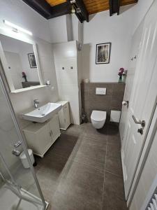 Et badeværelse på Ferienwohnungen Dora und Hansi + 17 billeder