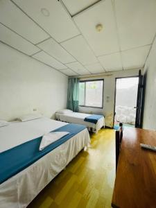 Postel nebo postele na pokoji v ubytování Hostal Darwin