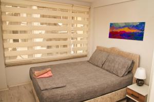 Habitación pequeña con cama y ventana en Balıkesir Suit, en Balıkesir