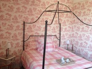 a bedroom with a bed with a pink and white blanket at Barabans Tower Cluny Abbay in Cluny