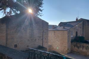 een gebouw met de zon erop bij Barabans Tower Cluny Abbay in Cluny