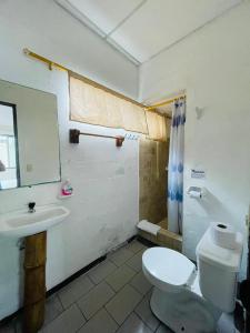 A bathroom at Hostal Darwin