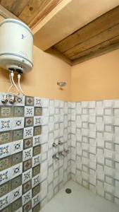 帕拉姆普爾的住宿－Aalna by Ecostel，浴室铺有白色瓷砖,光线充足