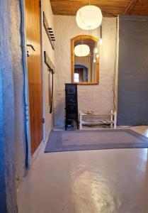um corredor com um espelho e uma cómoda num quarto em Koselig kjellerleilighet em Bergen