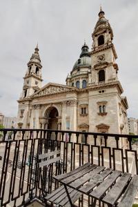 un edificio con un banco delante de él en Pal's Hostel and Apartments, en Budapest