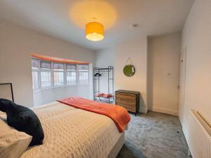 克利索普斯的住宿－Vibrant Tranquility: What a gem!，一间卧室设有一张床和一个窗口