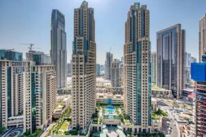 uma vista para uma cidade com edifícios altos em Bellavista - Spacious - 1BR with Extra Room - 29 Boulevard - Partial Fountain View em Dubai