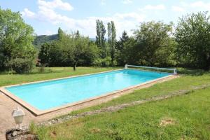 una piscina en medio de un campo de césped en Le Clos De Marie Holiday Home For 4 Berz La Vill, en Berzé-la-Ville