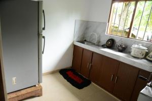 Kuchyň nebo kuchyňský kout v ubytování Sanjee Villa Hikkaduwa