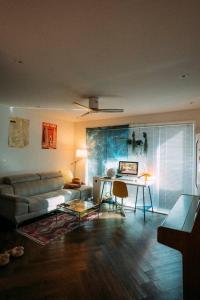- un salon avec un canapé et une table dans l'établissement Leo's house NYC in Daegu, à Daegu