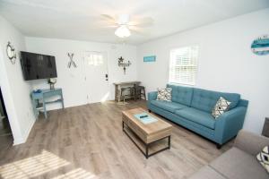 A seating area at Cresent Beach House by Palmetto Vacation Rentals