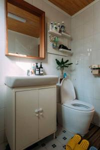 La salle de bains est pourvue de toilettes et d'un lavabo. dans l'établissement Leo's house NYC in Daegu, à Daegu
