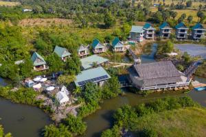 una vista aérea de un complejo en un río en Kampot Eco Village en Kampot