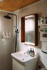 La salle de bains est pourvue d'un lavabo et d'un miroir. dans l'établissement Leo's house NYC in Daegu, à Daegu