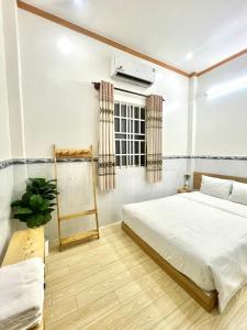 1 dormitorio con cama y ventana en ARYE guest house, en Ấp Lợi Ðủ