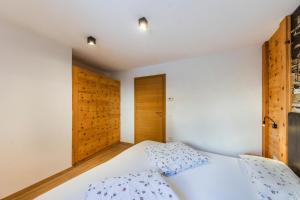 Postel nebo postele na pokoji v ubytování Naturoase Stegerhof Apt Iris
