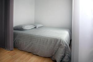 トゥールーズにあるBayard - Centre-ville - Gare - Confortableの白い部屋のベッド1台(枕2つ付)