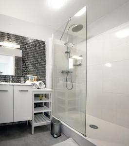 トゥールーズにあるBayard - Centre-ville - Gare - Confortableの白いバスルーム(シャワー、シンク付)