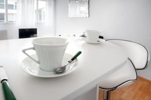 トゥールーズにあるBayard - Centre-ville - Gare - Confortableの白いテーブルとスプーン