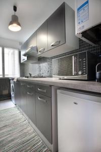 トゥールーズにあるBayard - Centre-ville - Gare - Confortableのキッチン(ステンレス製のキャビネット、電子レンジ付)