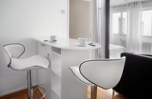 トゥールーズにあるBayard - Centre-ville - Gare - Confortableの白いテーブルと椅子2脚