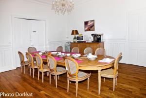 uma sala de jantar com uma mesa com cadeiras e uma sala de jantar em Manoir François 1er em Vitry-le-François