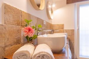 y baño con lavabo y toallas en la encimera. en Ginevra Home en Monterosi