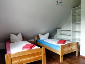 two twin beds in a room with shelves at das Apartmenthaus in Freiburg in Freiburg im Breisgau