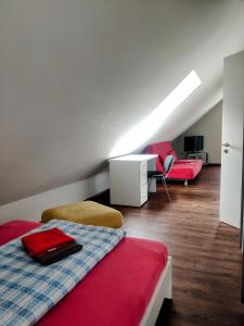 een slaapkamer met een bed, een bureau en een bank bij das Apartmenthaus in Freiburg in Freiburg im Breisgau