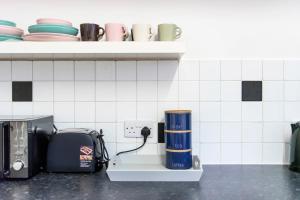 eine Kaffeemaschine auf der Theke in einer Küche in der Unterkunft UKSAS Two bed house Free Parking in Redbridge