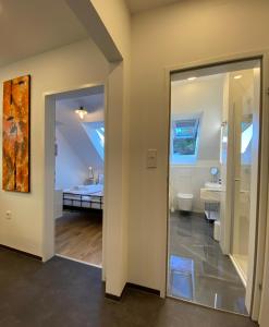 La salle de bains est pourvue d'un lavabo et de toilettes. dans l'établissement ElegantLiving Graz, free parking, à Graz