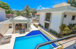 uma vista aérea de uma casa com piscina em Residencial João e Maria - Aptos 03 quartos em Porto Seguro