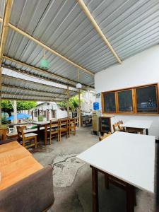 A seating area at Hostal Darwin